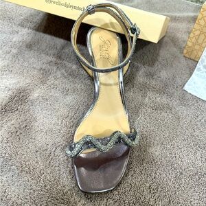 Gorgeous women’s block heel dress shoes. Brand new in box